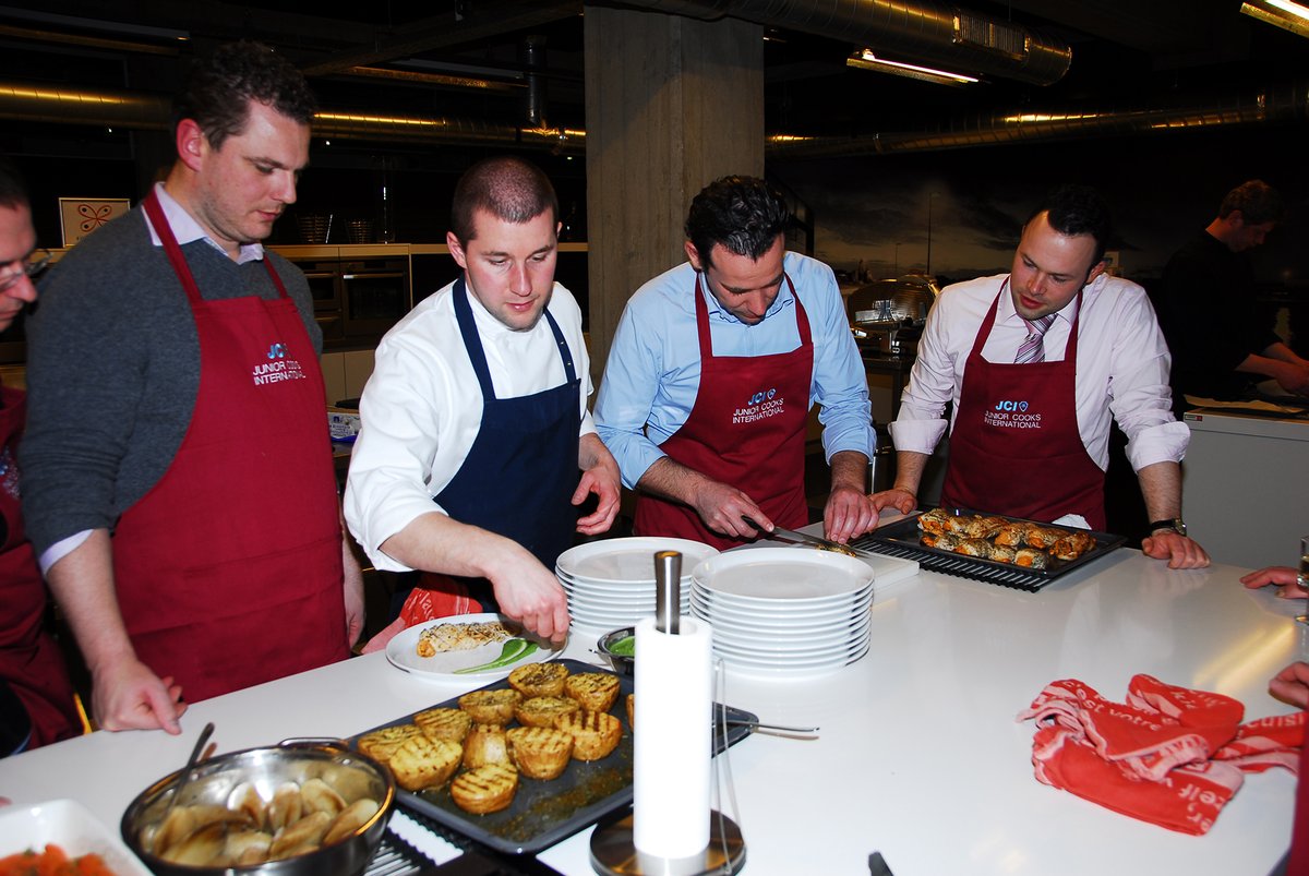 Mixing business with pleasure! Niet elk jaar moet vol projecten staan. In 2010 zorgde voorzitter Gerd Rathke voor een 'Stressless' jaar, waar de focus op kamer lag. 

#JuniorCooksInternational #Stressless #KomenKoken