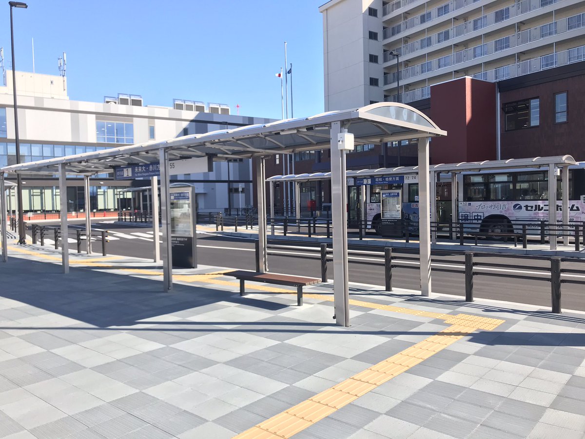 Tabibito 函館 函館バス 亀田支所前 番のりばのすく横にひっそりと立つ 北海道観光バス のバス停 新函館北斗駅行きのバス停ですが現在運休中 このバス停を活用して 函館特急ニュースター号 の一部の便を発着させても良いと思う