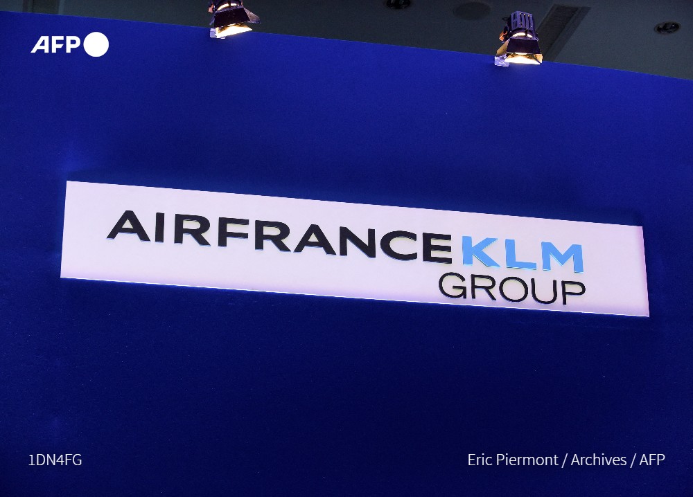 Un milliard d'euros d'argent frais, après 3 milliards de dette épongée : @AirFranceKLM a annoncé le succès de son augmentation de capital, une étape dans le plan de soutien au groupe aérien accablé par la crise du #Covid19 ➡️ u.afp.com/Ud4j ✍️ @TangiQuemener #AFP