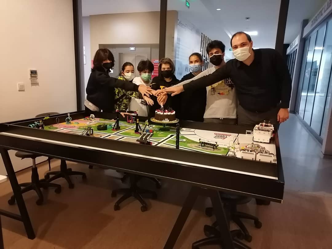 BahcesehirLara's tweet photo. Ortaokul Robotik Takımımız “Thunders” Bilim Kahramanları Derneği tarafından her yıl düzenlenen FIRST®️ LEGO®️ League Challenge Replay sezonuna hazırlıklarını tamamladı ✌️
Geçen yıl güzel başarılara imza atan takımımız ile turnuva öncesi motivasyon pastamızı kestik . https://t.co/nOwFKI27HS