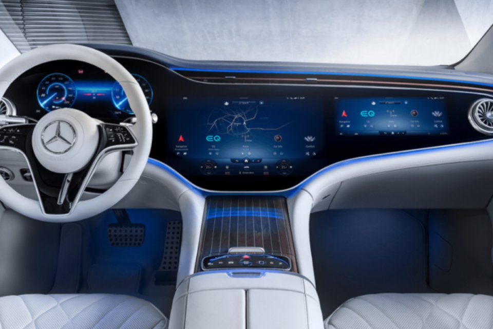 fietsprofessor's tweet image. Traffic safety campaigns:
'Pedestrians: don't be distracted, make eye contact'
'Cyclists: no headphones, wear hi-viz, be seen'
Meanwhile, the car industry: 'let's see if we can put more entertainment to distract the driver!'