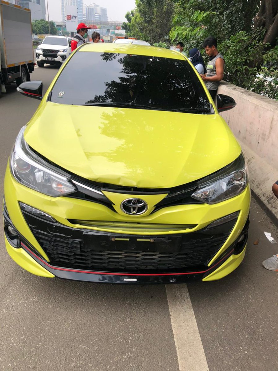 TMCPoldaMetro's tweet photo. 14.10 Terjadi kecelakaan tabrakan beruntun di Tol JORR Km. 23 Ampera arah Pondok Indah, sedang dalam penanganan petugas #Polri. Situasi arus lalin menjelang lokasi kecelakaan terpantau padat.
#OpsKeselamatanJaya2021 https://t.co/8Xb28xhybW