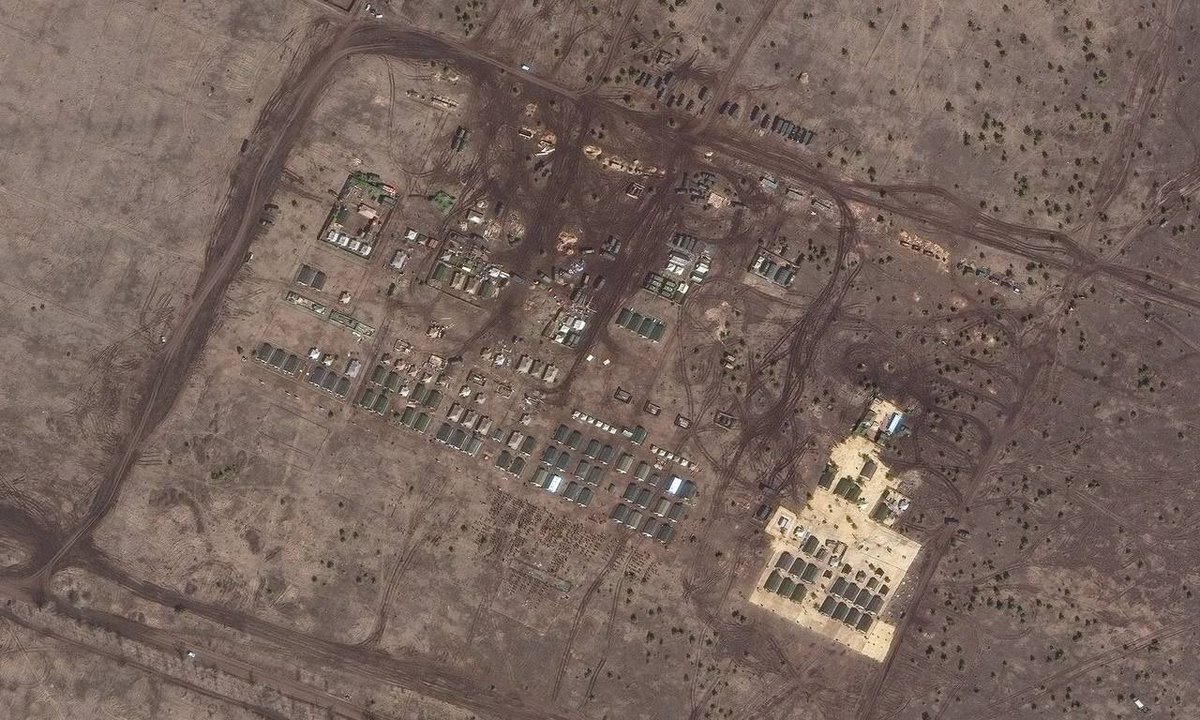 спутниковые снимки российских войск на границе с украиной. донузлав аэродром крым. спутниковые снимки военного аэродрома в крыму. военные снимки со спутника. карта спутник 2022.