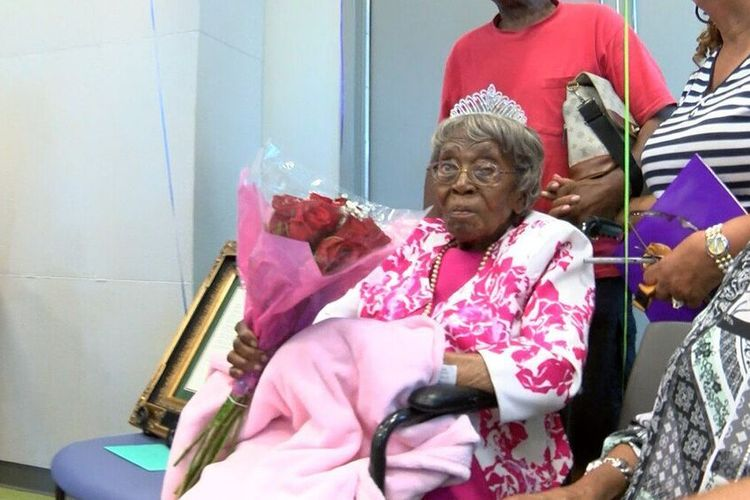 indonesiagamis's tweet photo. RIP, Hester Ford meninggal dunia pada Sabtu, 17 April 2021 di rumahnya, Nort Carolina. Ia adalah orang paling tua di AS yang meninggal dengan usia 116 tahun.
Dia memiliki 288 keturunan, yakni 12 anak, 48 cucu, 108 cicit, dan 120 canggah.
(foto/kompas) https://t.co/SVedzwaEZH