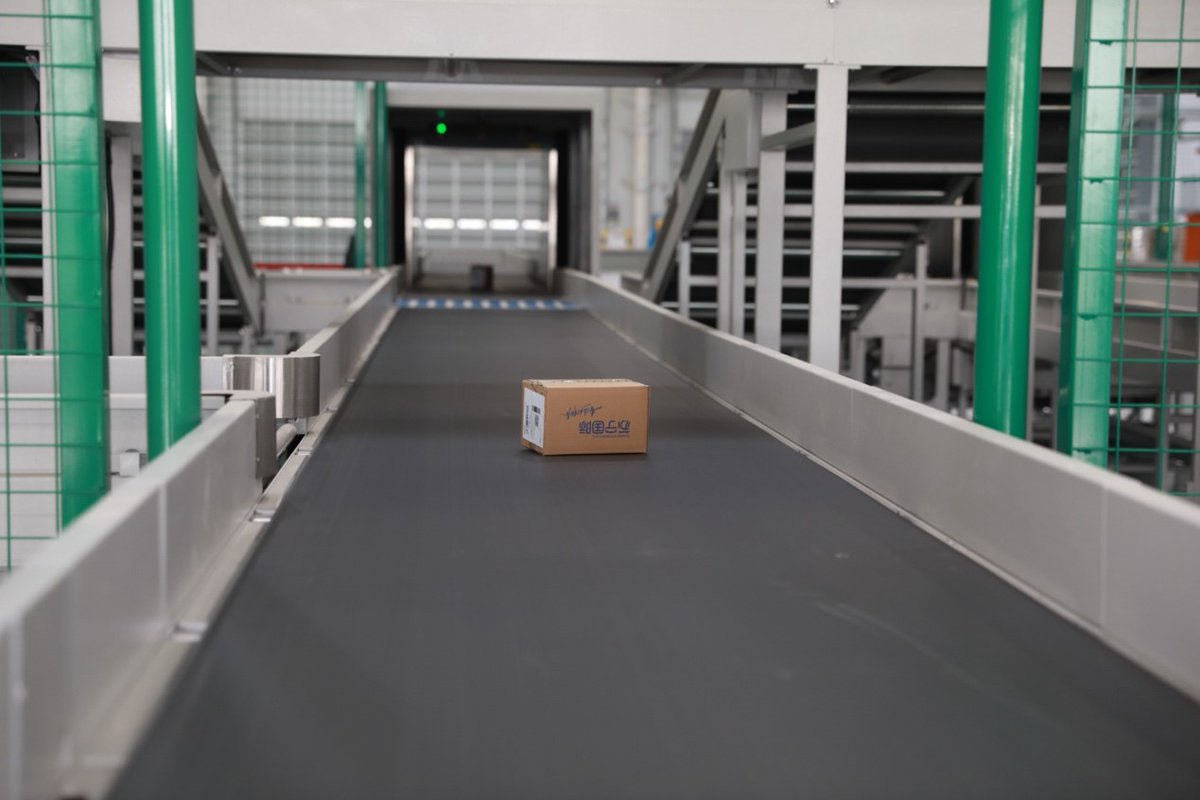 Suning_Group's tweet image. .@suning_int recently opened a bonded warehouse in Nanjing, which enables customers to enjoy rapid delivery of international products from the bonded warehouse within 24 hours, with the support of Suning&apos;s smart logistics system. Learn more via bit.ly/3dAhsIC