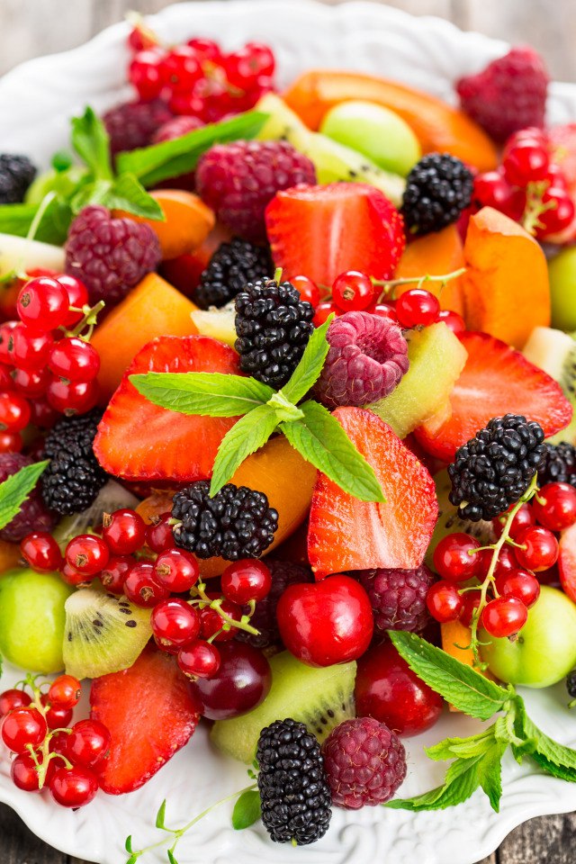 Сочные и вкусные ягоды это. Фрукты и ягоды. Красивые ягоды. Красивые фрукты. Ягоды ассорти.