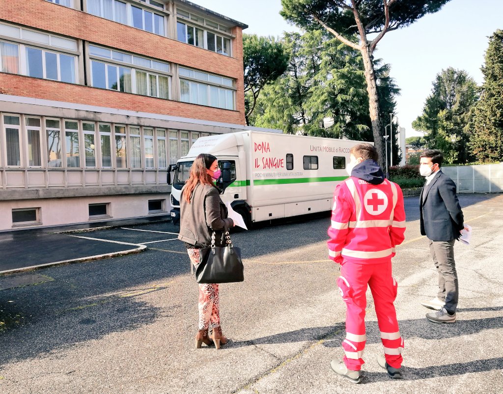 L'autoemoteca della <a href="/criroma2_3/">CRI - Comitato Municipi 2-3 di Roma</a> all'<a href="/Uni_Salesiana/">Università Pontificia Salesiana</a> per la #donazione del sangue.
"Pochi minuti per una vita intera"