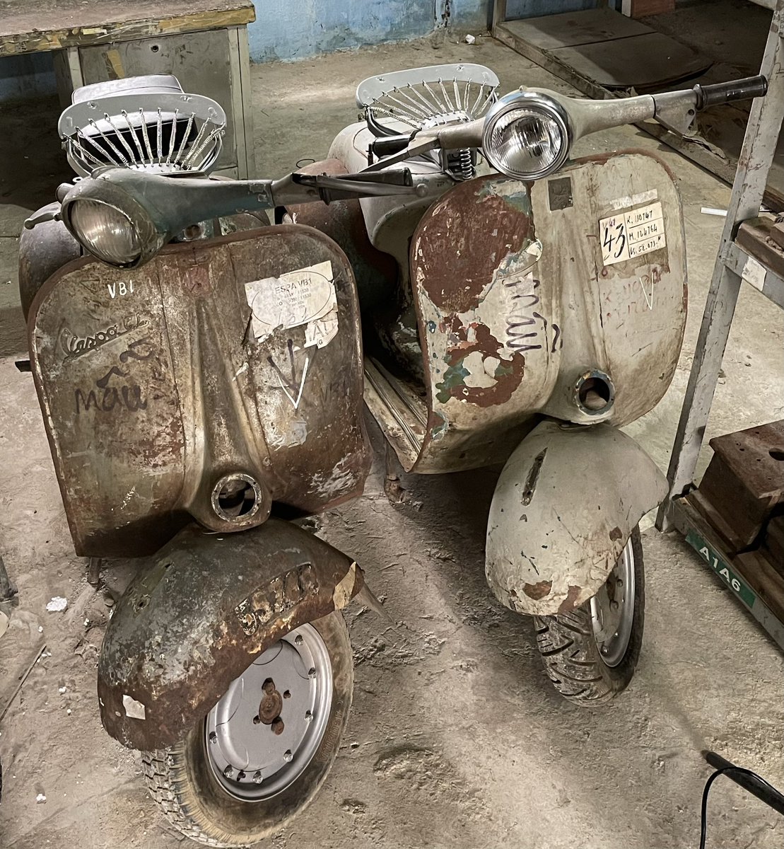 SSCvietnam's tweet image. The end results of the 10 year overdue jet wash and both these VB1’s came up nice. Very original pair of 1950’s Italian classics #Cleanup #Vb1 #outofstorage #Barnfind