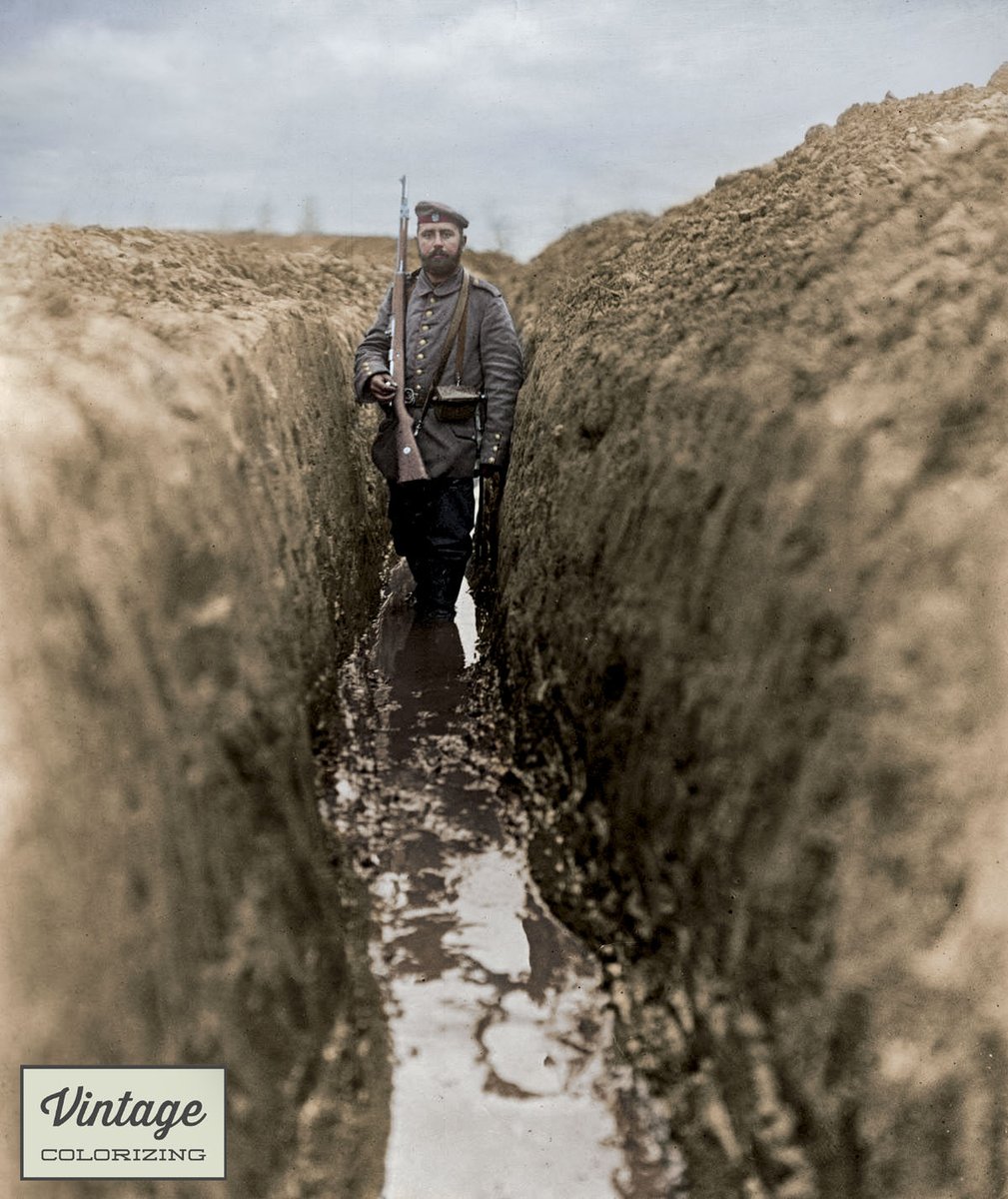 Colorizer2's tweet image. Aan het Westfront in 1914: Een Duitse soldaat staat met een Mauser geweer over zijn schouder in het modderige water in een loopgraaf. Hij zal nog vier jaar moeten overleven.

#historie #duitser #militair #soldaat #mauser #westfront #eerstewereldoorlog #WWI #oorlog #geschiedenis