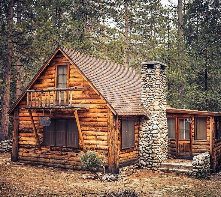 Стоят три дома деревянный. Лог Кэбин Тини. Лог-Кэбин (log Cabin). Лог Кэбин дом. Лесная Хижина Финляндия.