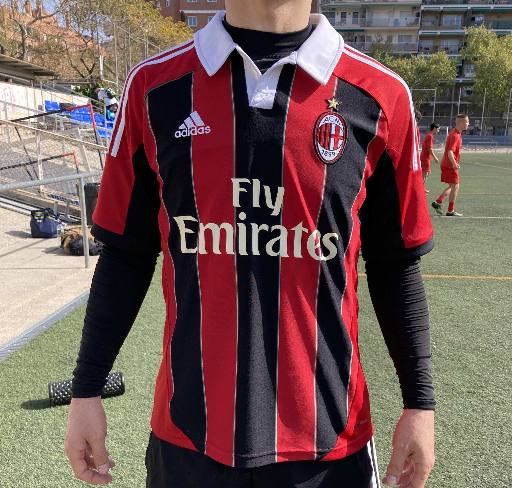 工藤 拓 今日の一着 13 Acmilan 12 13 Etu 挟んでロッソネロ３連発 ガットゥーゾ セードルフ ネスタ インザーギ イブラにチアゴシウバまで放出した哀愁のシーズン ストライプの間に入ったトリコローレのラインを気に入り 衝動買いした