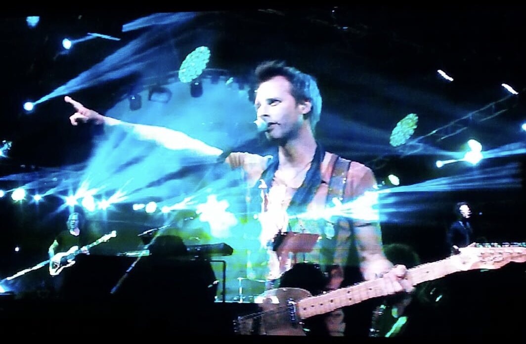 martindkennedy's tweet image. Taken from the live feed on a video screen; looks great! 🤘🏻🎸

#bigscreen #splitimage #liveband #festival