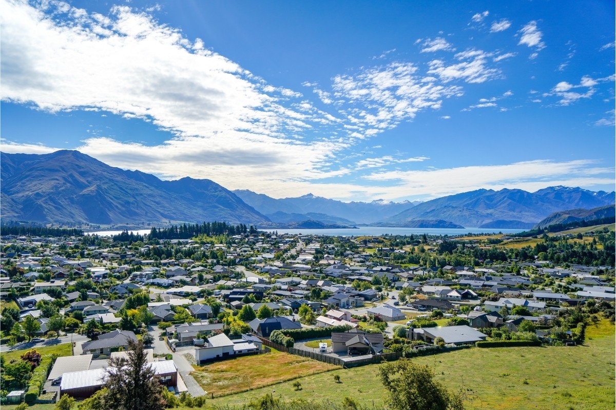 If you are a property investor or landlord, you should be aware of the recent changes to residential property law that have an impact on your income tax including:

▶ The bright-line test 
▶ Main home exemption
▶ Interest deductibility

findco.co.nz/residential-pr…