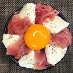 ごはんをパンに変えても美味しそう!生ハムとモッツァレラチーズを使った丼ものレシピ!