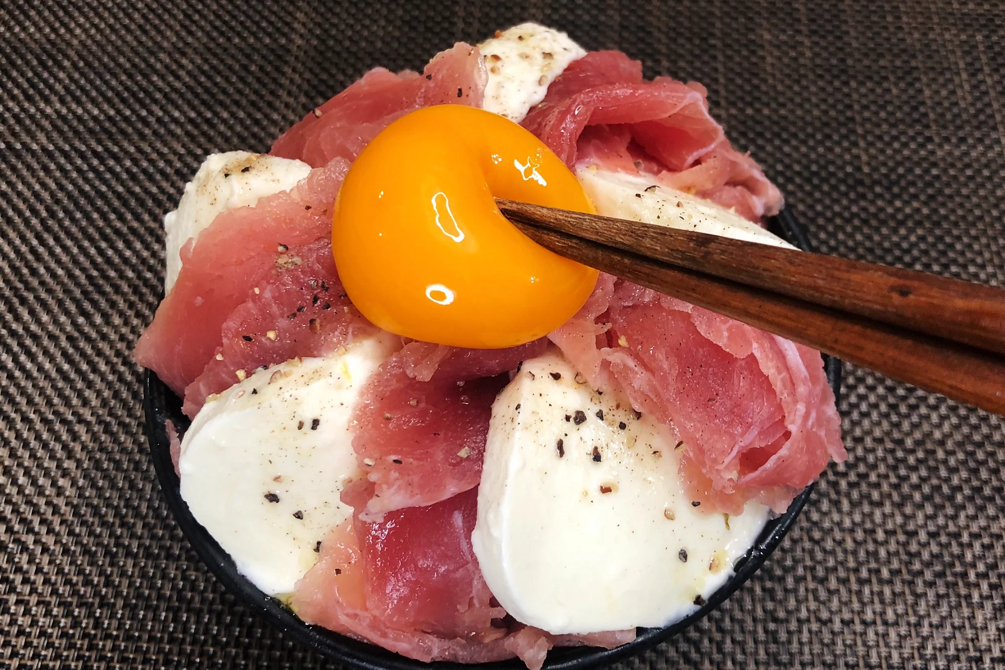 ごはんをパンに変えても美味しそう！生ハムとモッツァレラチーズを使った丼ものレシピ！