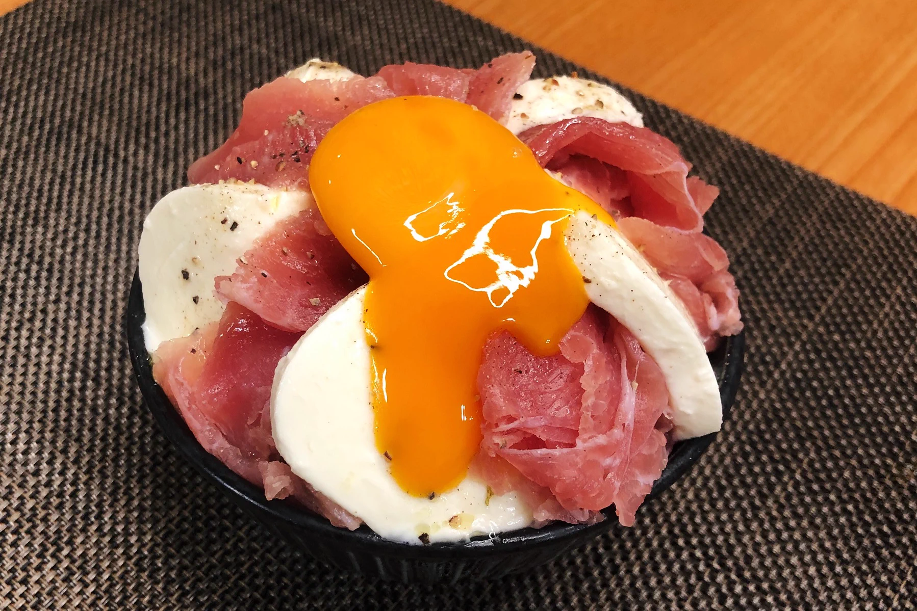 ごはんをパンに変えても美味しそう！生ハムとモッツァレラチーズを使った丼ものレシピ！