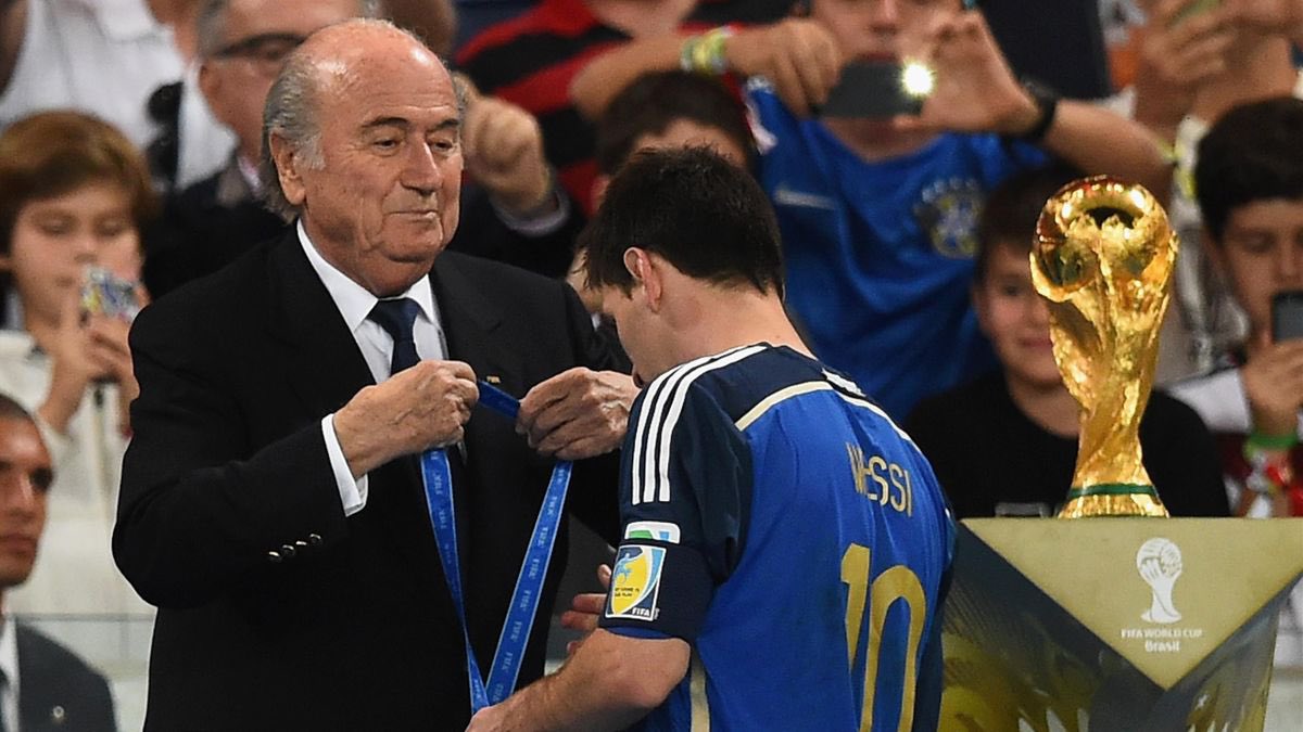 Les déceptions ne sont pas terminées car Messi s’inclinera quelques semaines plus tard en finale de la coupe du monde avec l’Argentine, quand rien ne va...