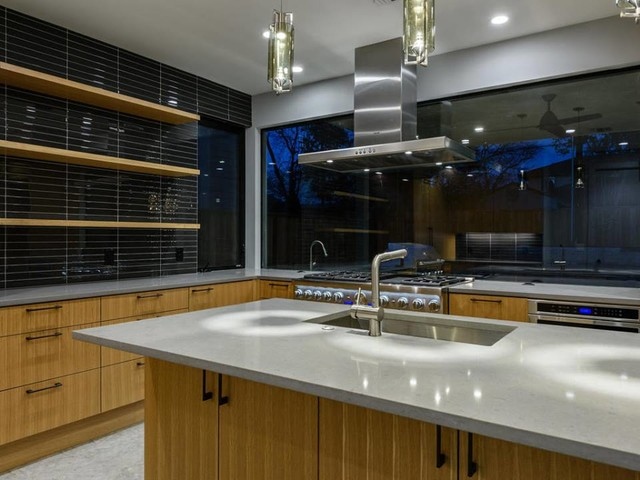 AllisonJaffeID's tweet image. Yes or No to Floating Shelves?

I think floating shelves are a beautiful way to display your decorations and/or functional items.

They open up the space and keep the light flowing through in a way cabinets just can’t. do. 

So if you’re looking for something to do with that ...