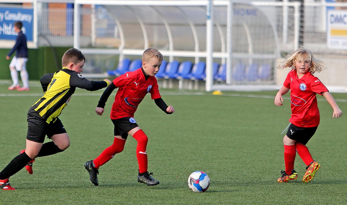 BTFC_HUB's tweet image. A few images via @BTFC club photographer @NickyHayesPhoto  from tonights @BTFC_COLTS U'8s Whites vs @HWCU7Y at New Lodge. Played in great spirit by both teams. #BTFC #BTFCColts #ACommunityClub