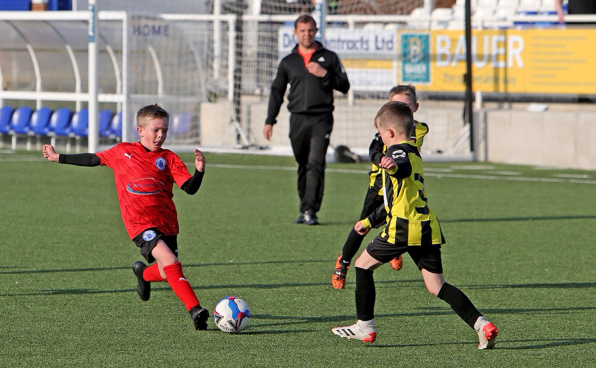BTFC_HUB's tweet image. A few images via @BTFC club photographer @NickyHayesPhoto  from tonights @BTFC_COLTS U'8s Whites vs @HWCU7Y at New Lodge. Played in great spirit by both teams. #BTFC #BTFCColts #ACommunityClub