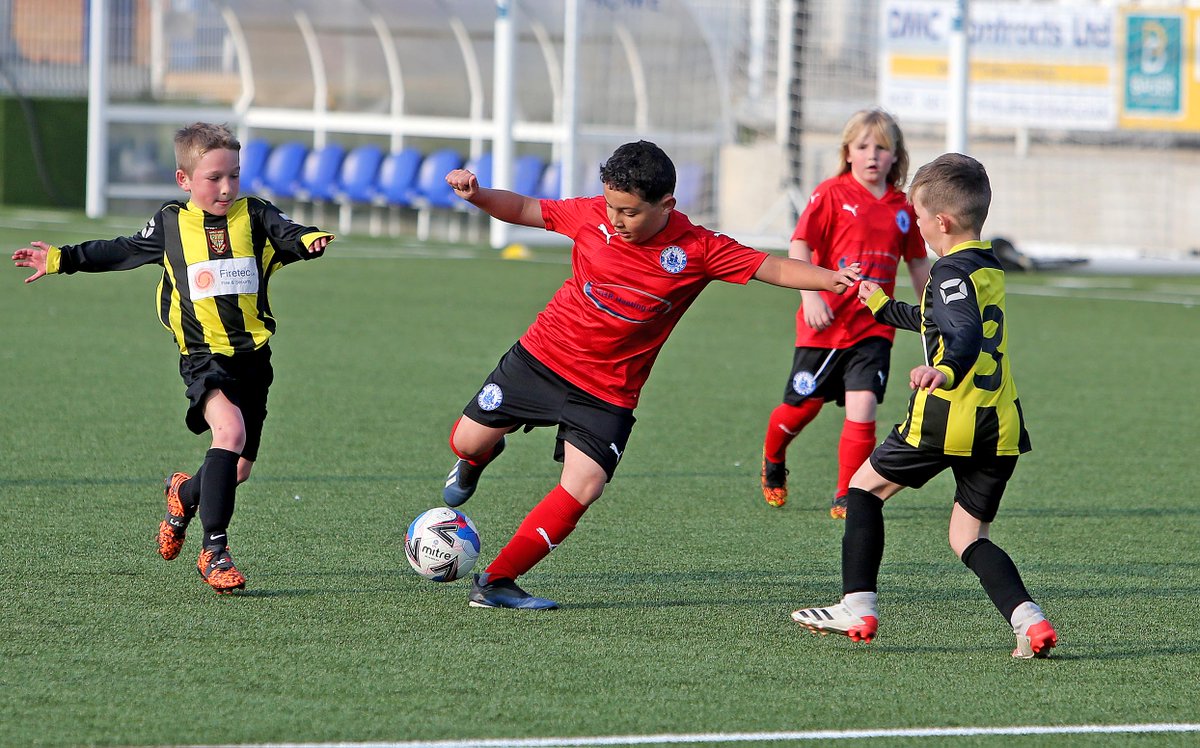 BTFC_HUB's tweet image. A few images via @BTFC club photographer @NickyHayesPhoto  from tonights @BTFC_COLTS U'8s Whites vs @HWCU7Y at New Lodge. Played in great spirit by both teams. #BTFC #BTFCColts #ACommunityClub