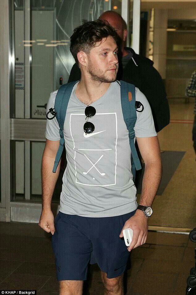Niall Horan wearing joggers and athletic wear - a thread to prepare for tomorrow