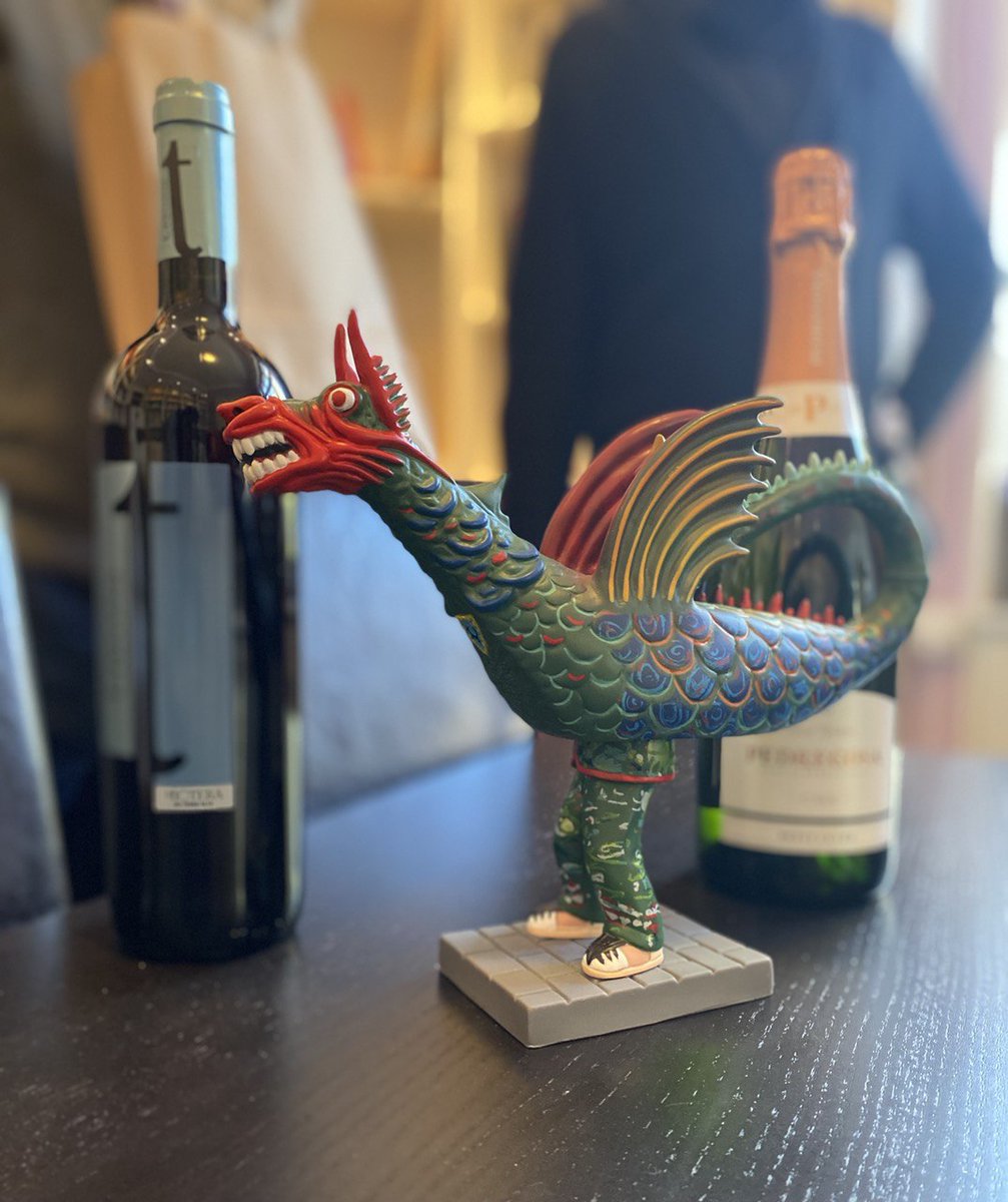 Avui hem lliurat el premi al guanyador del concurs literari de Sant Jordi, Anton Marco. A més del lot cedit per la @catalonia_UE, ha rebut una ampolla de vi i una de cava de mans del nostre vicepresident.