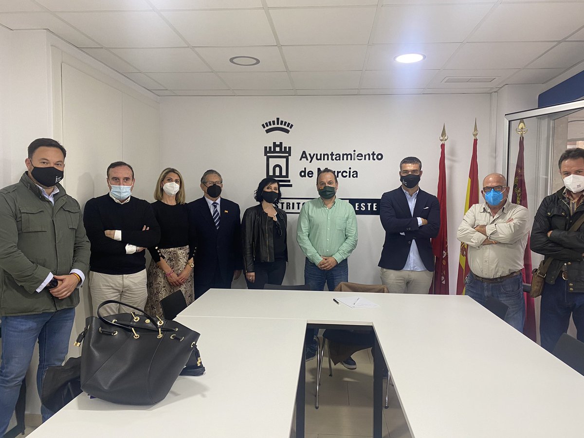 juntacentroEste's tweet photo. Seguimos la Jornada de Puertas Abiertas con la visita del concejal Jose Javier Palma y los compañeros del Grupo @VoxMurciaCiudad  @Vox_Murcia #graciasporLaVisita #estamosDeEstreno #seguimos https://t.co/4KIKxIzRRp