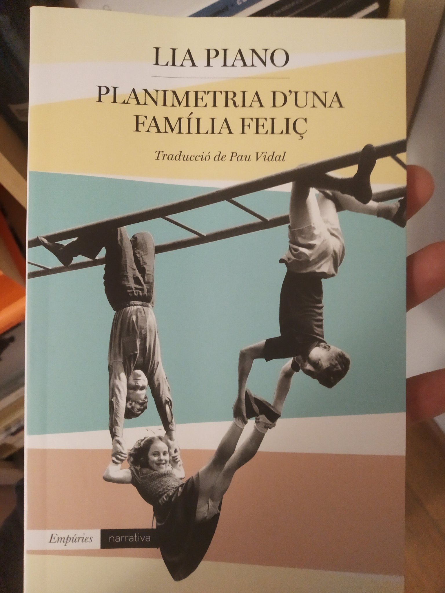 Jordi Sanuy Bassa on Twitter: &quot;Nou comentari a Paranoia 68: &quot;Planimetria d&#39;una família feliç&quot;, de Lia Piano a @Ed_Empuries. Traducció de @pauetvidal. https://t.co/qUR73NcdRc https://t.co/XXdZCQ2Z6g&quot; / Twitter