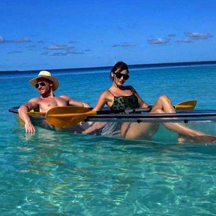 Hande Erçel ve Kerem Bürsin'in aşk dolu karelerinin reklam koktuğunu düşünenler var. Benim anlamadığım şey; hala şüphe var mı? Dizi bitince takipleşmenin bittiği çok fazla örnek görmüştük. Tabii şu da var! Yakışıyorlar mı? Evet! En azından izlemesi keyifli,fazla anlam yüklemeyin.