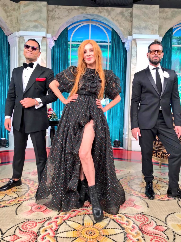 📣📣NUEVO HORARIO📣📣Hoy 18:00hs! conducción de lujo con <a href="/nachaguevara/">Nacha Guevara</a> !Los esperamos en  <a href="/LaJauladelaModa/">La Jaula de la Moda</a> con todo el #glam! <a href="/famedinaflores/">Fabian Medina Flores</a> <a href="/mariancaprarola/">Mariano Caprarola 💚</a>