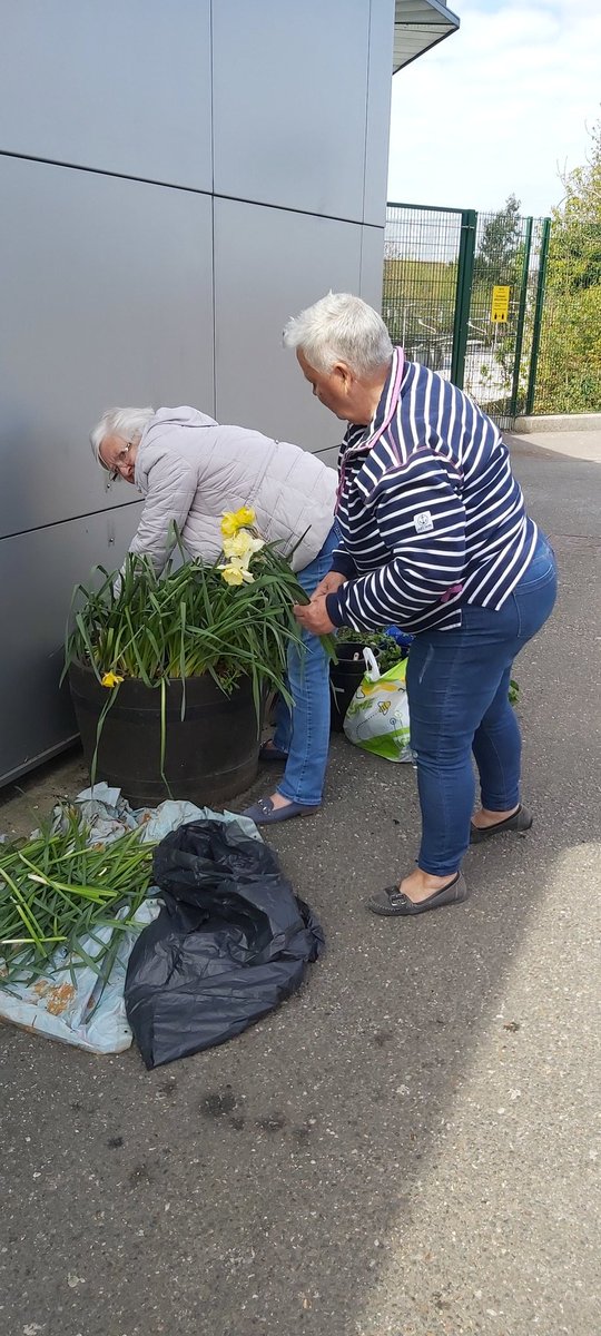 Our community Project with Billericay train station <a href="/greateranglia/">Greater Anglia</a> replenishing flower tubs. Volunteers Maureen Jackson Webb &amp; Iris Perez thank you for all your hard work <a href="/BillericayTable/">BillericayRoundTable</a>
<a href="/CllrCRoberts/">Carl Roberts (Former BTC Cllr)</a> <a href="/CommAgentsEssex/">Community Agents</a> <a href="/EssexDFCC/">Mark Neville - Alzheimer's Society</a> <a href="/BillericayLions/">Billericay Lions</a> <a href="/Bcay_Striders/">Billericay Striders</a>