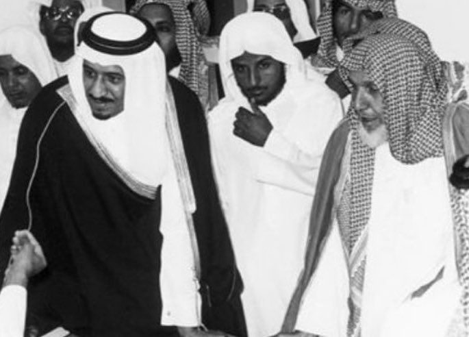 صورة تجمع خادم الحرمين الشريفين الملك سلمان بن عبدالعزيز حفظة الله وقاضي التمييز سابقاً الشيخ عبدالرحمن بن محمد بن فارس بن الشيخ اسماعيل بن رميح  العريني.