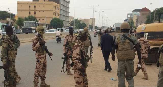 nswah1's tweet photo. Ce ne sont plus slmt des elements de la police ant--emeute mais des militaires avec des armes d'assaut #Tchad #SaveChad https://t.co/pKUp1t2F7U
