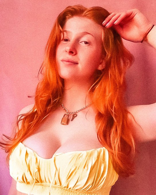 Watch Imogen Lucie's leaked NSFW photo on TwXstars