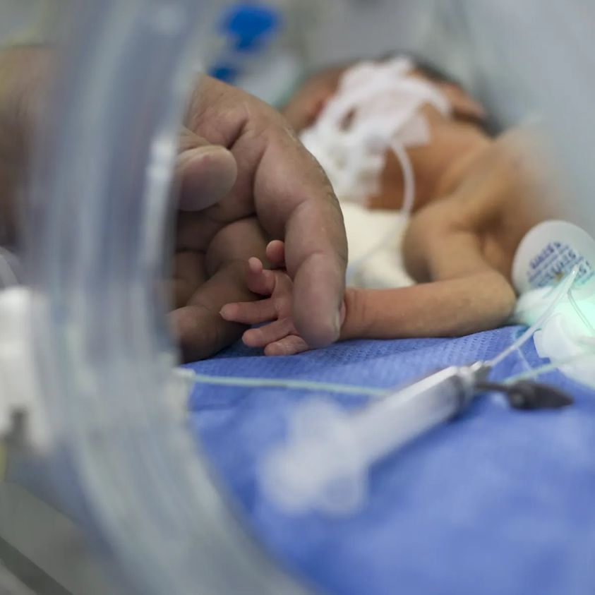 Dopamine in hypotensive preterm infants iimproves blood pressure but not cerebral oxygenation. Stresses the importance of treating the whole patient and not just a number.
<a href="/jmlloreda1/">José Mª Lloreda</a> #neoEBM #MedTwitter #PedsICU 
pubmed.ncbi.nlm.nih.gov/33879849/