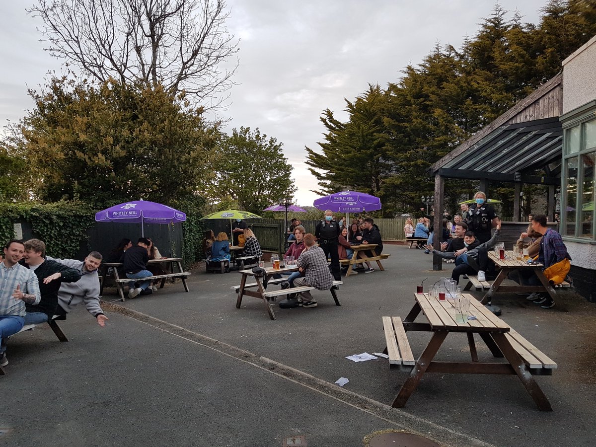 Yesterday PC Thomas, SC Sutherland and Licensing Team welcomed pubs re-opening in Bangor

This b/holiday please check the venue you wish to visit to see if bookings are needed. 

Thanks for your co-operation, we look forward to the reopening of inside venues soon

#KeepWalesSafe