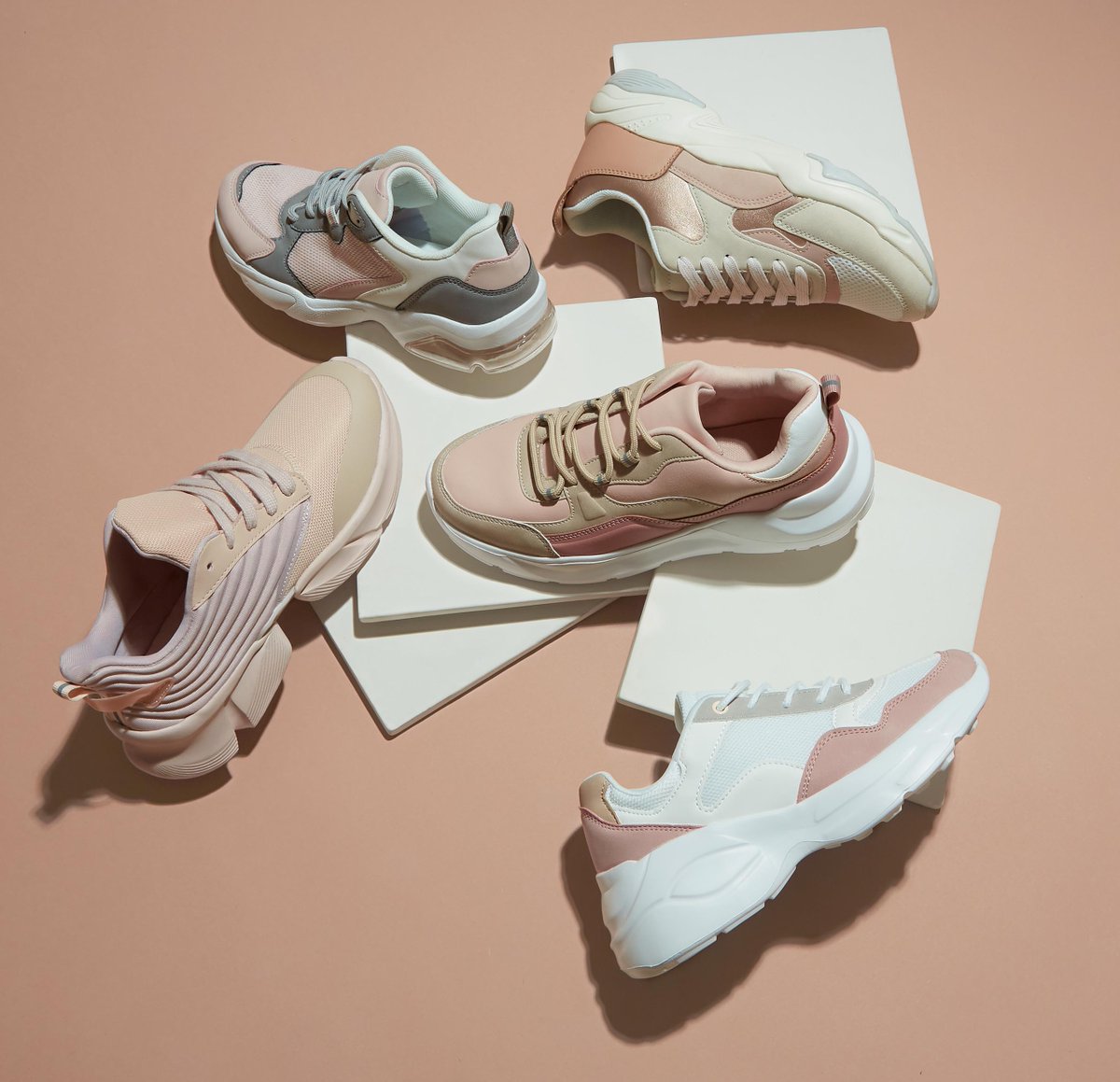 maxfashionMENA's tweet photo. Sneakers that go well with running early Ramadan errands😍
Shop from our newest shoe collection now in stores and online.
#MaxShoes #MaxRamadan #footwearInspo #fashionInspo #MyMaxStyle https://t.co/GZTy8aIHaA