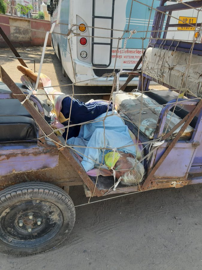 imMAK02's tweet photo. This heart breaking picture is from Aligarh, UP. 

A son took his father's dead body to crematorium in this rickshaw because he couldn't afford high fare of ambulance. 

Pic : @kamalkhan_NDTV 

#Resign_PM_Modi https://t.co/TIt5w51In3