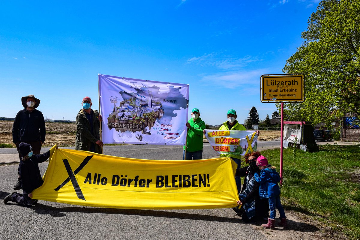 Aktive für einen solidarischen, gerechten #Strukturwandel protestieren heute in #Lützerath - parallel zur digitalen PR-Gala von <a href="/zukunftsrevier/">Zukunftsagentur Rheinisches Revier</a> und <a href="/ArminLaschet/">Armin Laschet</a>.

Das Revier braucht einen echten Wandel, kein Weiter-So wie bisher!

#gemeinschaftsrevier #REVIERGESTALTEN