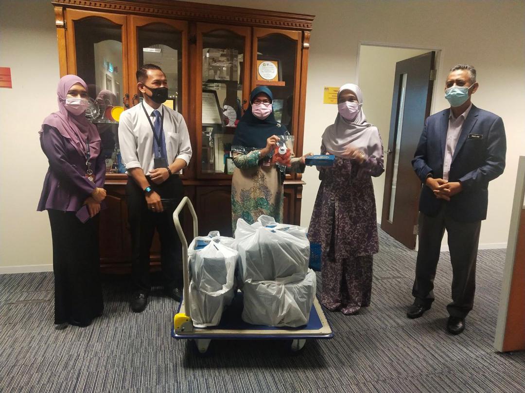 bappjppkk's tweet photo. 27 April 2021 (15 Ramadhan 1442) Program BARAKAH Iftar Ramadan, Pn Noranyza Pengarah BAPP menyampaikan sumbangan juadah berbuka puasa kepada warga JPPKK.
#semarakramadan
#ramadankareem1442h
#bappjppkk
#staysafe
#kitajagakita https://t.co/q0fSe9VHC2