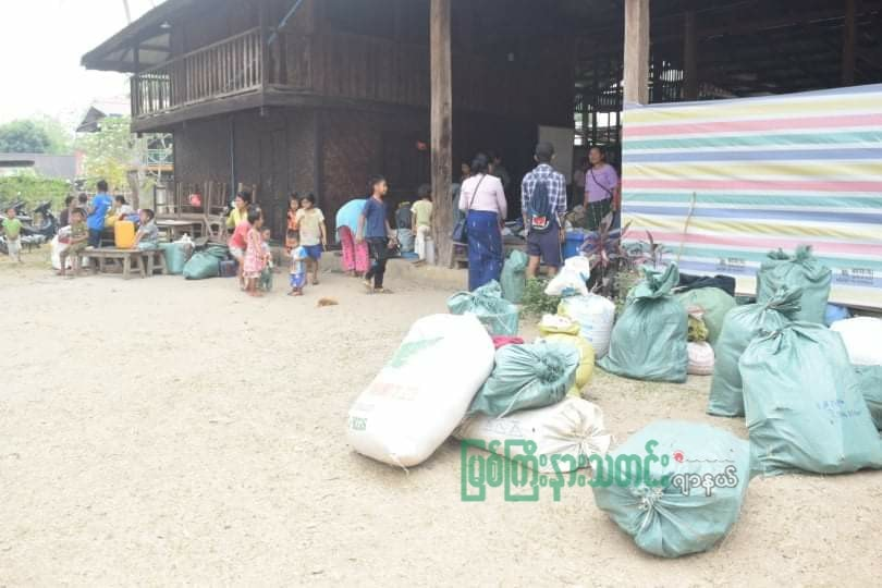 spring21MM's tweet photo. Fighting between the military council and KIA in #Momauk Township forced another 50 people from #Numlant village to flee to the KBC temple in #Momauk on Apr 26.
-Many villages from Moemauk Tsp have been fleeing due to clashes since Mar 11.
#Apr27Coup
#WhatsHappeningInMyanmar https://t.co/zCEvM5z6BG