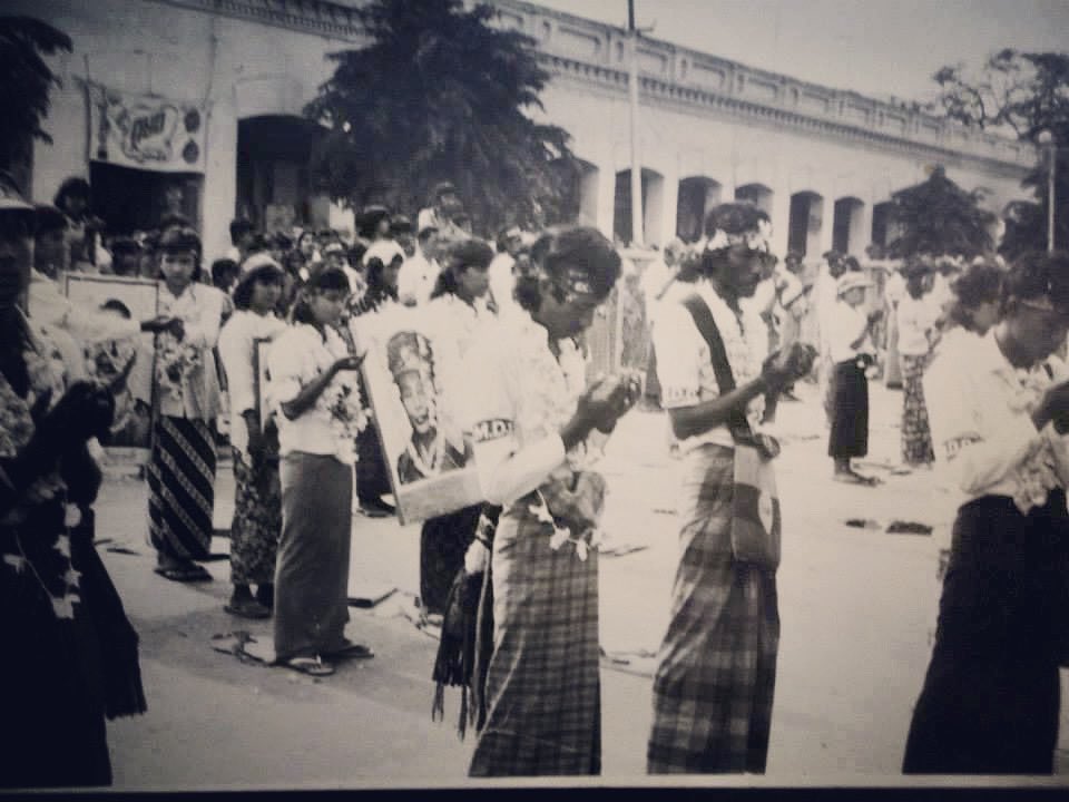 Carrying on this tradition, during the 8888 Uprising in 1988, male protestors even wore strips of their mothers’ htameins as bandanas and of their partners’ htameins as wristbands.This photo is poor quality, but you can just about see. #WhatsHappeningInMyanmar