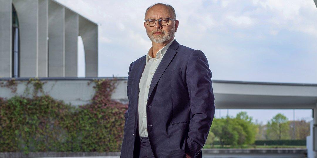 Antonio Porro è da oggi il nuovo amministratore delegato del Gruppo Mondadori. Tutti #NoiDellaMondadori desideriamo fargli tanti auguri di buon lavoro per questo nuovo e prestigioso incarico.
mondadori.it/chi-siamo/over…