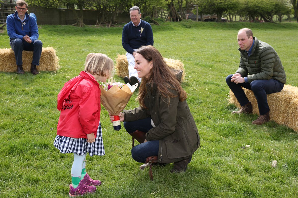 A lovely moment during our #royalvisit today when 4 year old Wren Chapman presented HRH The Duchess of Cambridge with a beautiful bouquet of British flowers and wheat - all bound with British wool. #BackBritishFarming