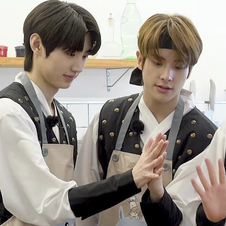 ความโซลเมทของ #ซองฮุนเจค
วันเกิดซองฮุน+เจค:8+15=23
เดือนเกิดซองฮุน+เจค:12+11=23
เป็นคนประเภท istj เหมือนกัน
เกิด02 เหมือนกัน..ล่าสุด...มือขนาด20cm.เหมือนกันอีกกก
ถ้าไม่ใช่โซลเมทแล้วอะไร!!