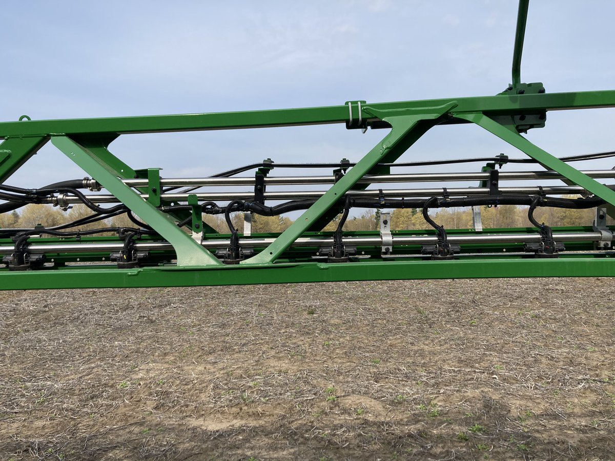 grahamburton95's tweet photo. Checking out the new 410R sprayer today. Includes the new recirculating boom system! @JohnDeere @PremierEquip1 https://t.co/zT6Aowa0lg