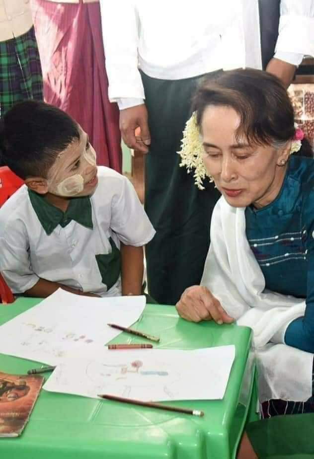 Likeတာ Shareတာ အသာထားလို့
ဒီအမေ မျက်နှာလေးတော့ စက္ကန့် ၃၀လောက်ပဲ ခဏကြည့်ပေး၊ ပြီးရင်တွေးပေါ့၊ သူဘာတွေလုပ်ပေးခဲ့လဲ၊ ဘယ်လိုအကျိုးပြုခဲ့သလဲ။ ဒို့ပြည်သူတွေ ဘာလုပ်သင့်လဲပေါ့