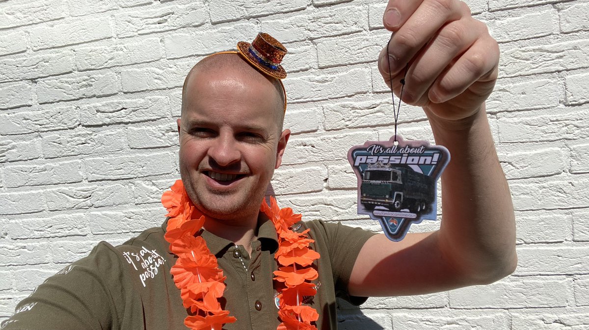 De enige echte Familia Camioneros geurhangers, ze zijn er nu echt! 

Zijn ze te koop? Nee, helaas! Ze kosten namelijk helemaal niets. Je betaald alleen de verzendkosten. We sturen ze per 5 stuks op, kosten voor verzending zijn € 2,-(binnen Nederland, buitenland € 3,50)