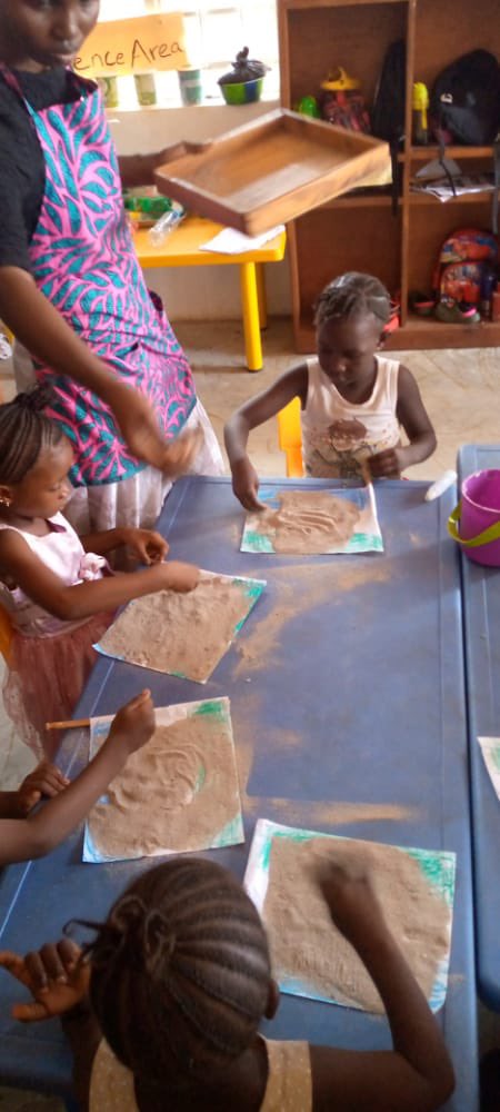 FCC_Freetown's tweet image. Yayyyyy!!!!

To celebrate #SaloneAt60, our children at The FCC Early Learning Adventure, Congo Water designed the map of Sierra Leone.

We are so very proud of our early learners!!

Thanks for the support @SGardnerUNCDF.

#FCCEarlyLearningAdventure
#TransformFreetown